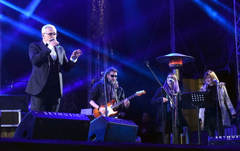 ЗАГРЕВАЊЕ ЗА ДОЧЕК: Журка испред Скупштине